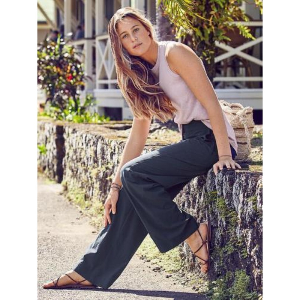 Athleta Chelsea Wide Leg Pant in Navy Size 4